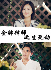 成龙悉尼歌剧院顶拍打戏 与女星贴身肉搏脸挂彩 2016-08-10 澳大利亚悉尼，当地时间8月10日，成龙拍摄新戏《机器之血》与女星Tess Haubrich悉尼歌剧院屋顶拍摄打戏，已经62岁的成龙顶着一头花白的头发对镜头微笑，有一种说不出的凄凉感。